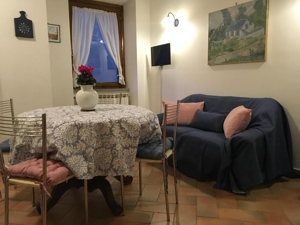 维泰博l'eco dei Papi的客厅配有桌子和沙发