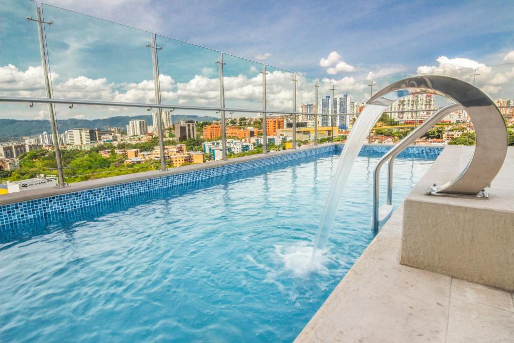 布卡拉曼加Sonesta Hotel Bucaramanga的市景游泳池