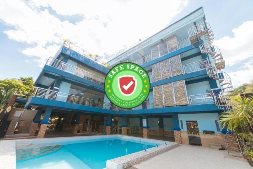 奥隆阿波RedDoorz Premium @ Casa Ghilda Resort Olongapo City的大楼前设有游泳池的酒店