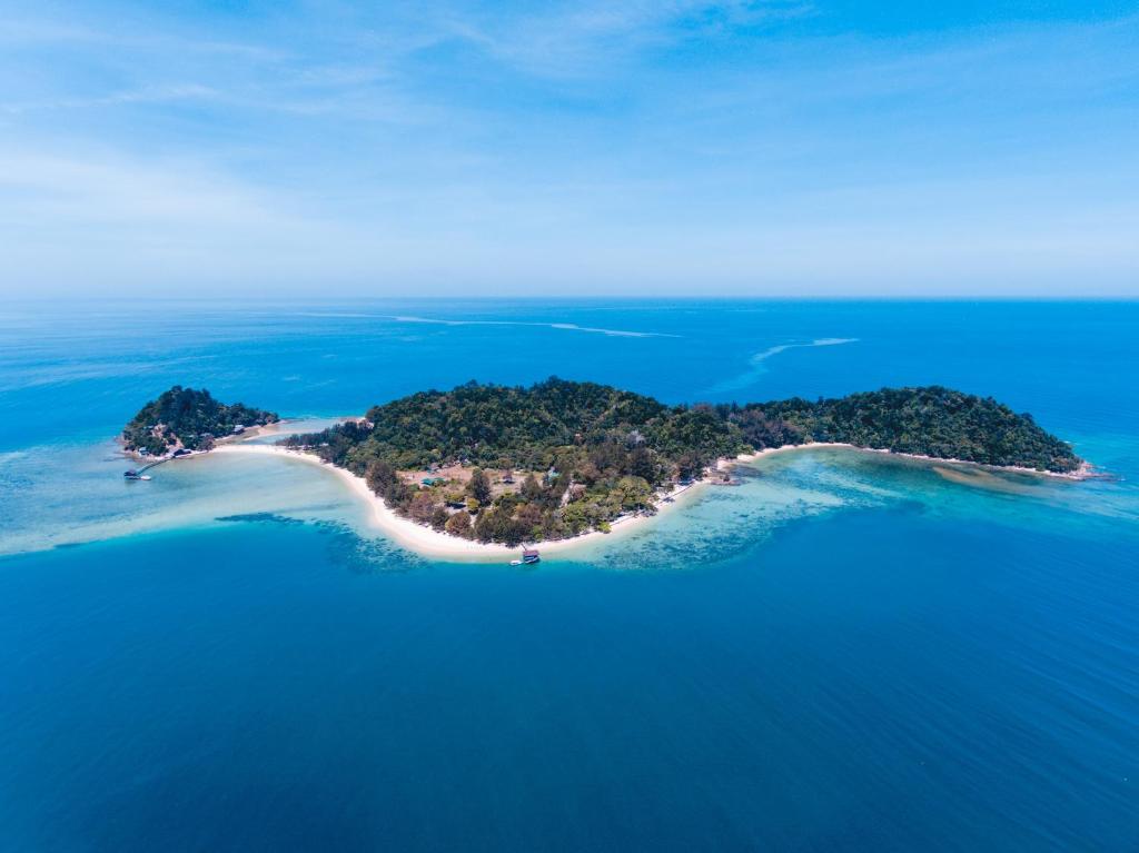 帕帕尔Ara Dinawan Island Resort的海洋中的一个岛屿