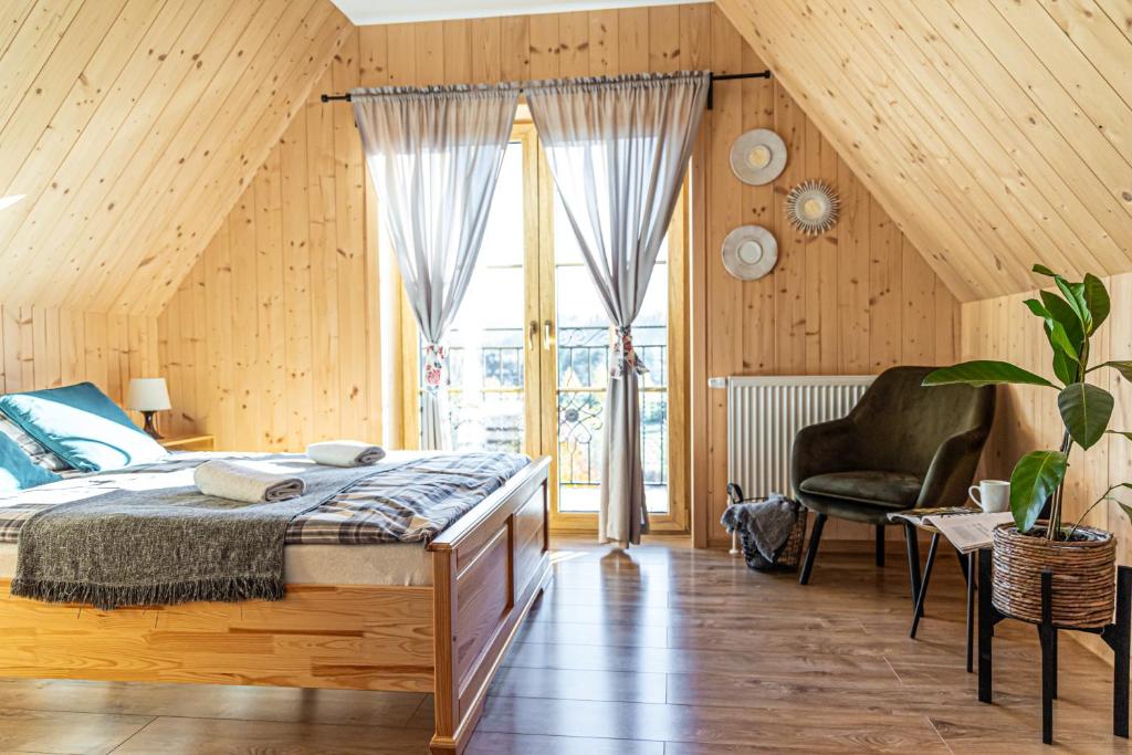 恰萨纳格拉Farmerska Chata的一间卧室设有一张床和一个大窗户