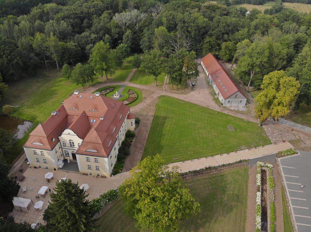 BogaczówPałac Bogaczów - hotel - restauracja的享有带庭院的房屋的空中景致