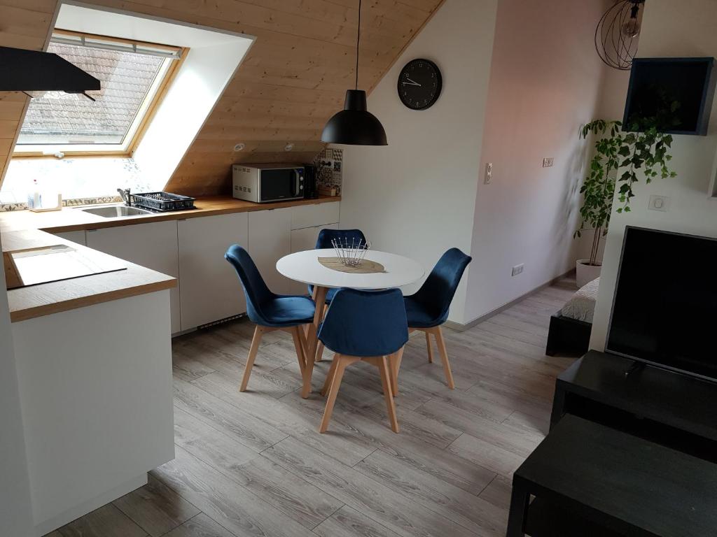 TruchtersheimSuperbe appartement type T1 proche Strasbourg的厨房以及带桌椅的用餐室。