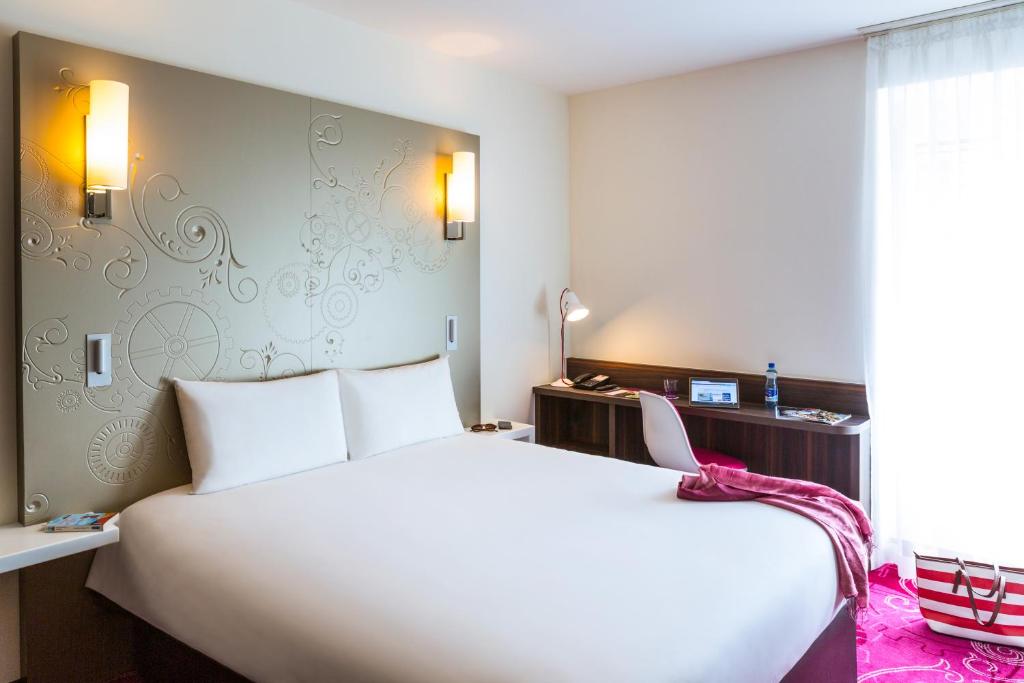 日内瓦VISIONAPARTMENTS Geneva Mont-Blanc的一张大白色的床,位于酒店客房内