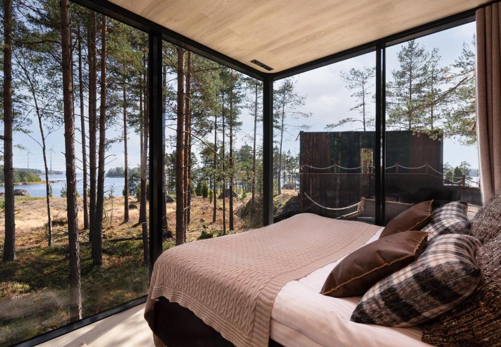 科特卡Santalahti Resort Cottages & Villas的一间卧室设有床铺和大型玻璃窗