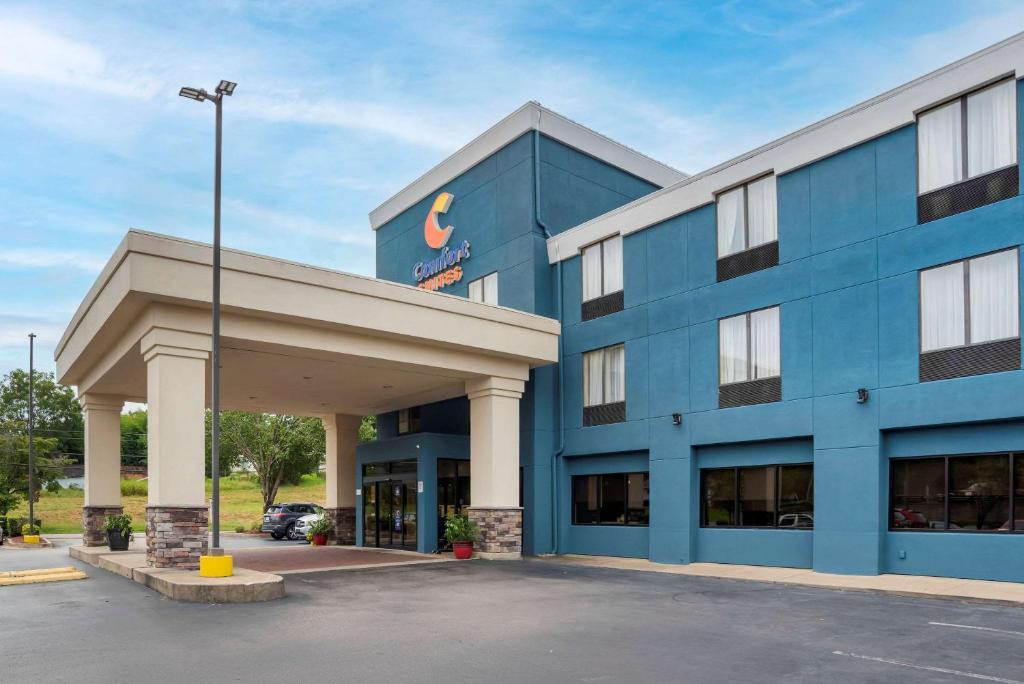 富尔顿戴尔Comfort Suites Fultondale I-65 near I-22的蓝色的酒店大楼,设有停车场