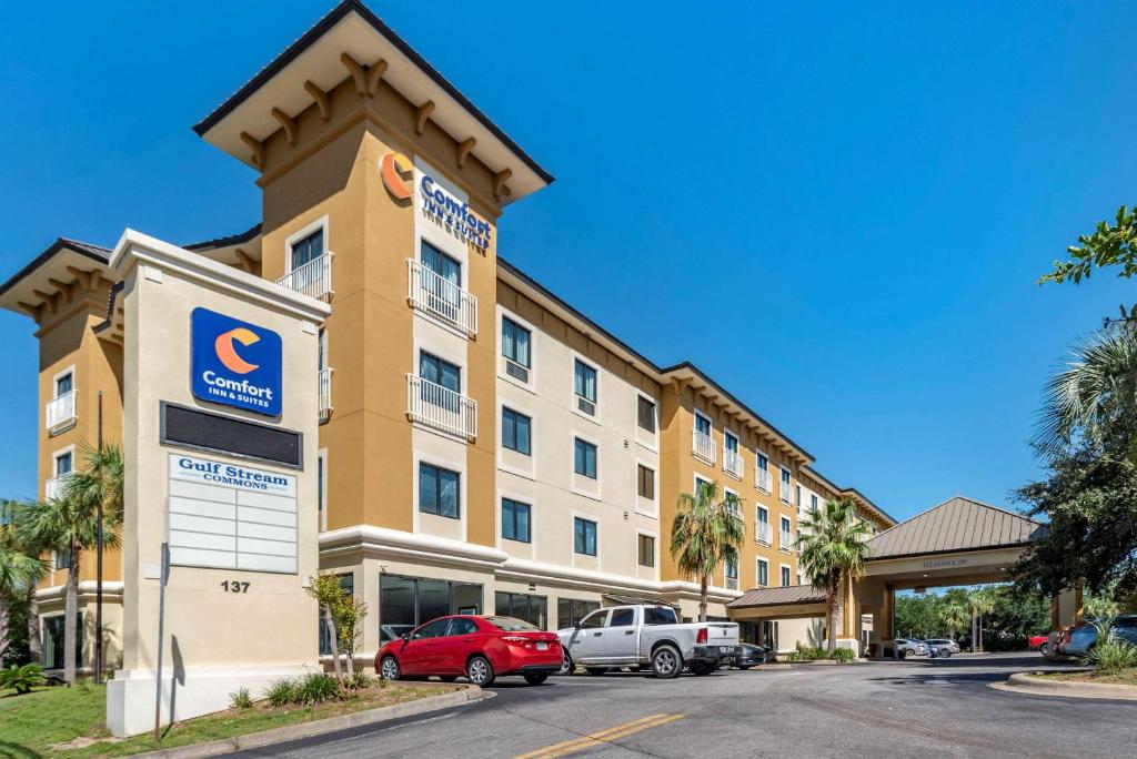 沃尔顿堡滩Comfort Inn & Suites Fort Walton Beach的门前有车辆停放的酒店