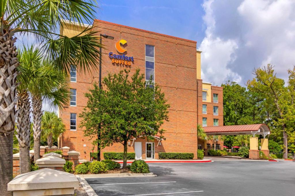 查尔斯顿Comfort Suites Charleston West Ashley的建筑一侧有标志的酒店