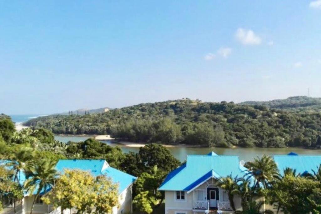 爱德华港Caribbean Estates Montego Bay 38的河边的蓝色屋顶房子