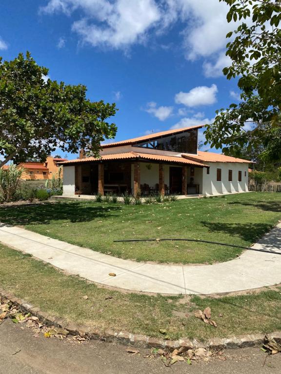 阿雷亚Casa de Campo em cond Villas de Areia prox engenho的前面有草地的房屋