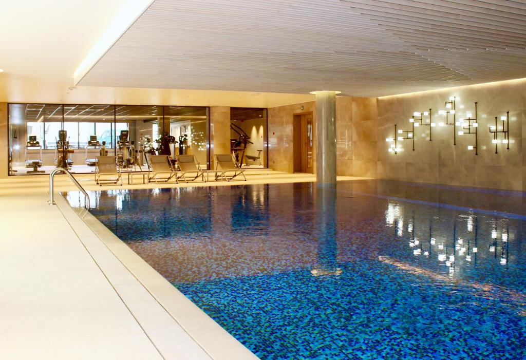 布鲁塞尔布鲁塞尔唐拉雅秀酒店的一座大型游泳池,位于酒店大楼内
