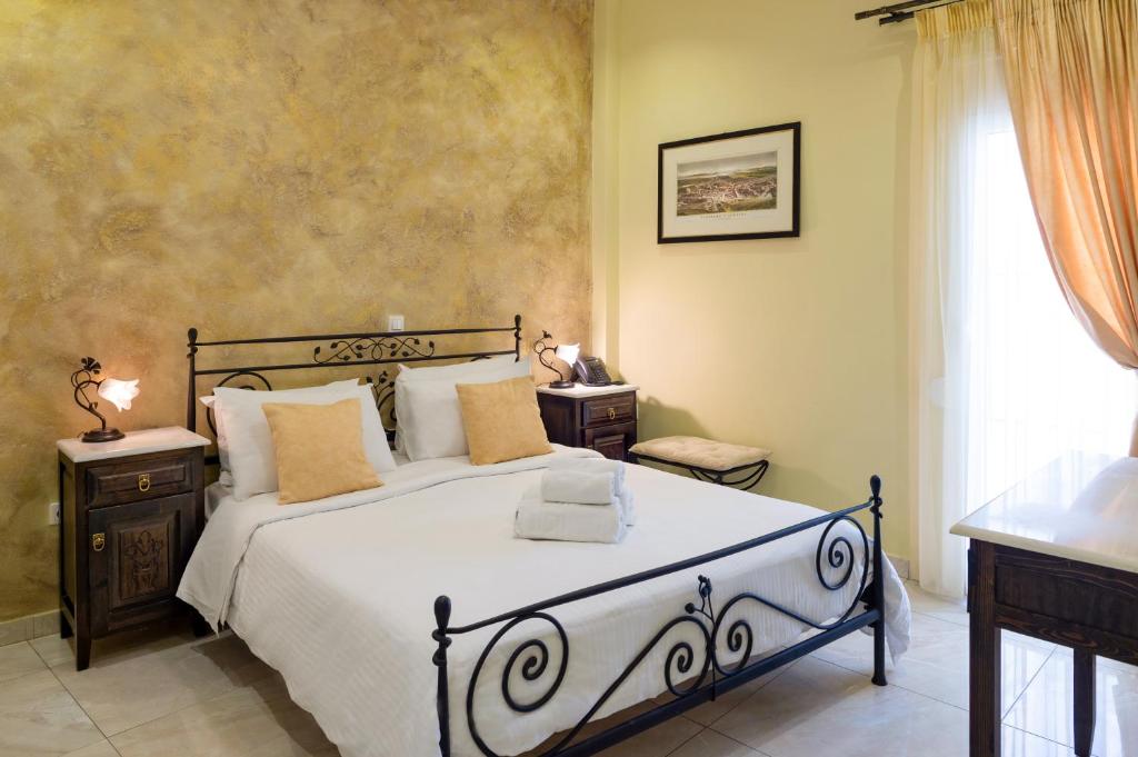 雅典大理石屋酒店的一间卧室设有一张大床和一个窗户。