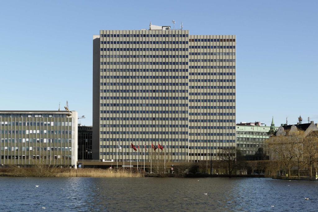 哥本哈根哥本哈根斯堪迪克酒店的水体旁边的高楼