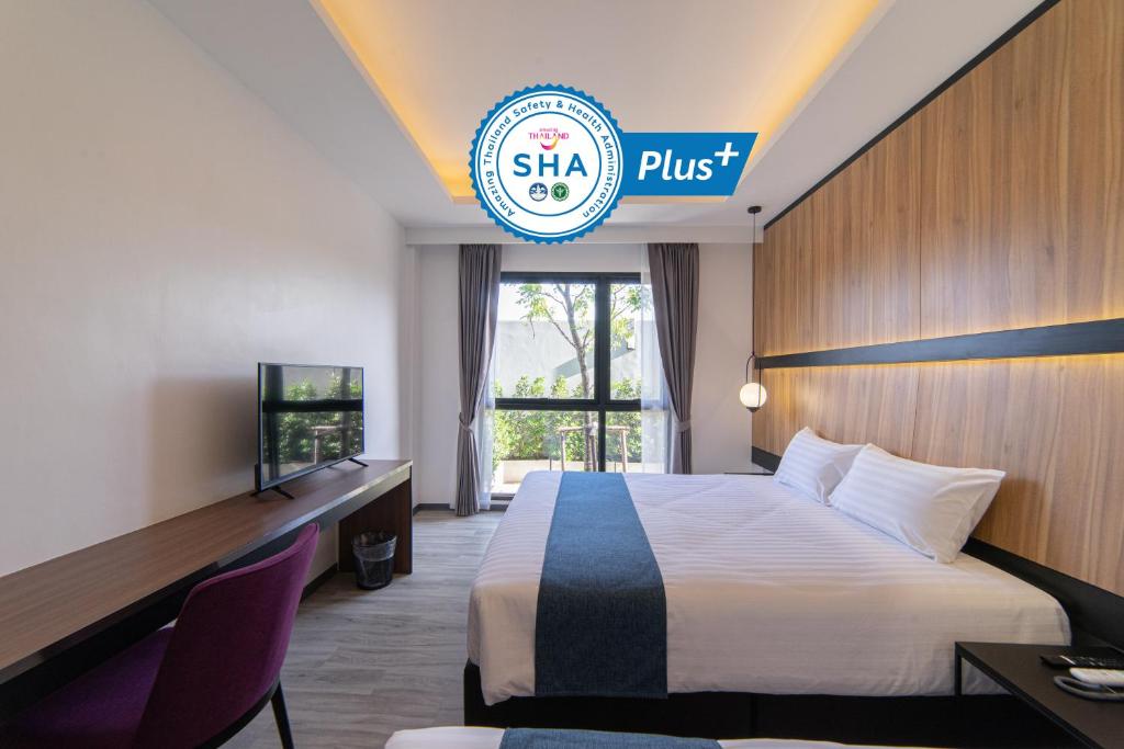 莱卡邦Gate43 Airport Hotel的酒店客房,配有一张床和一个标牌,上面写着shka plus
