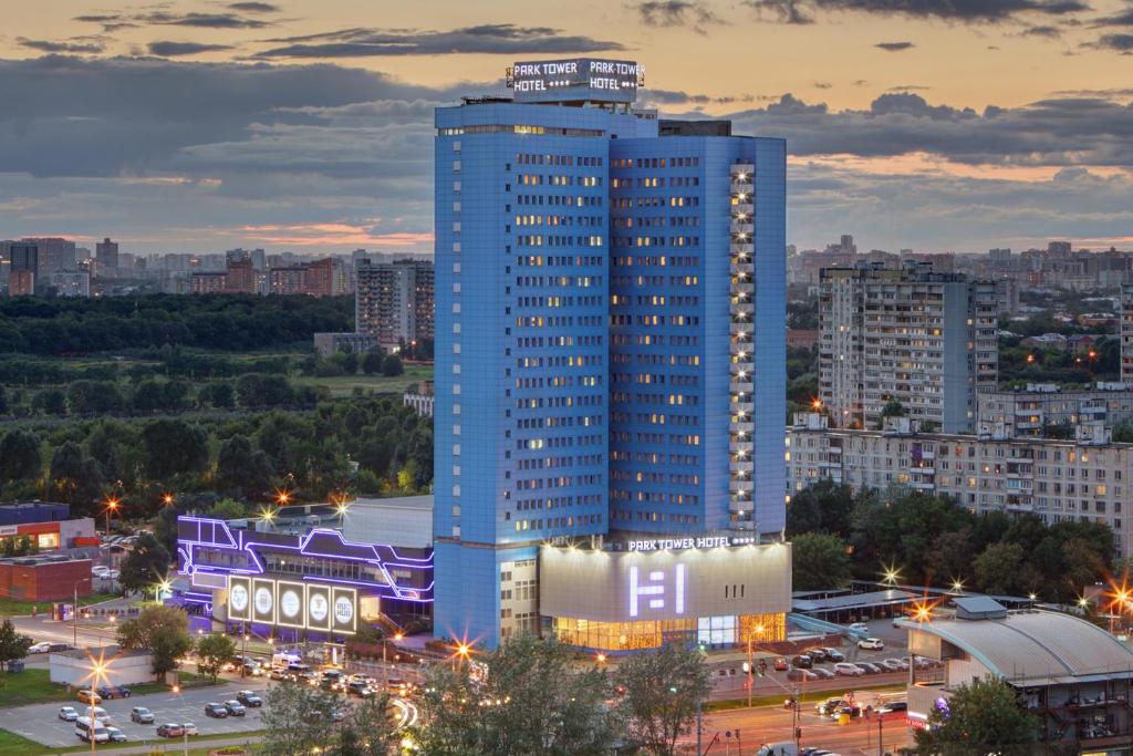莫斯科Park Tower的一座高大的蓝色建筑,上面有标志