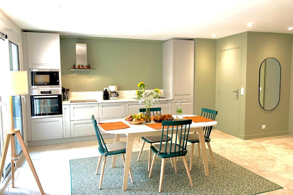 胡安莱潘Spacious apartment in the heart of Juan les Pins !的厨房配有桌椅和桌子。