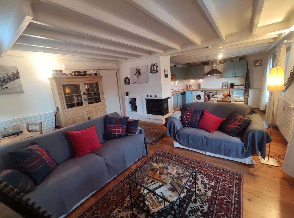 莱德萨阿尔卑斯Panorama 360°的客厅配有蓝色沙发和红色枕头