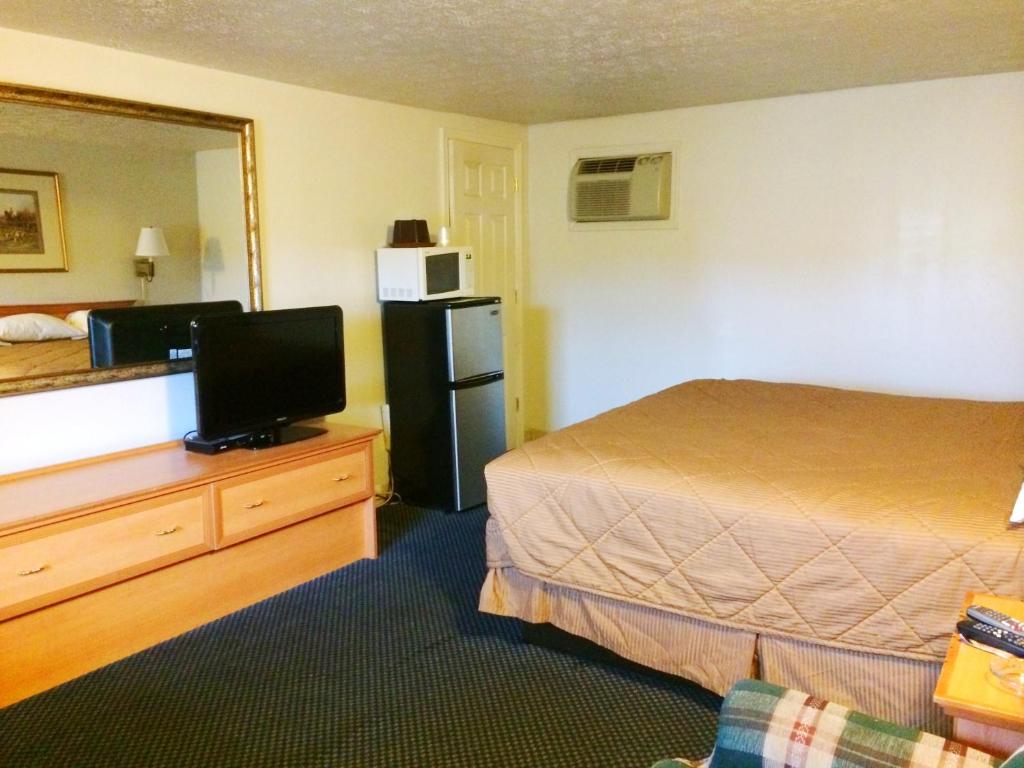 埃奇伍德Motel Edgewood的酒店客房,配有床和电视