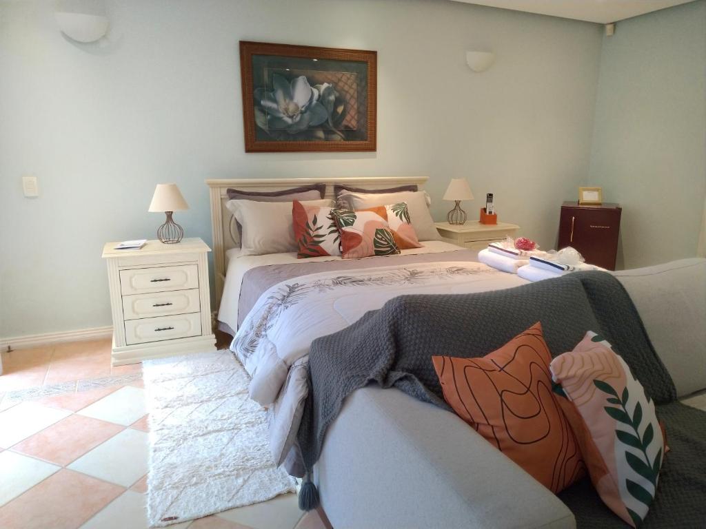特雷索波利斯Casa Verde - Suíte 1的一间卧室配有一张大床和一张沙发