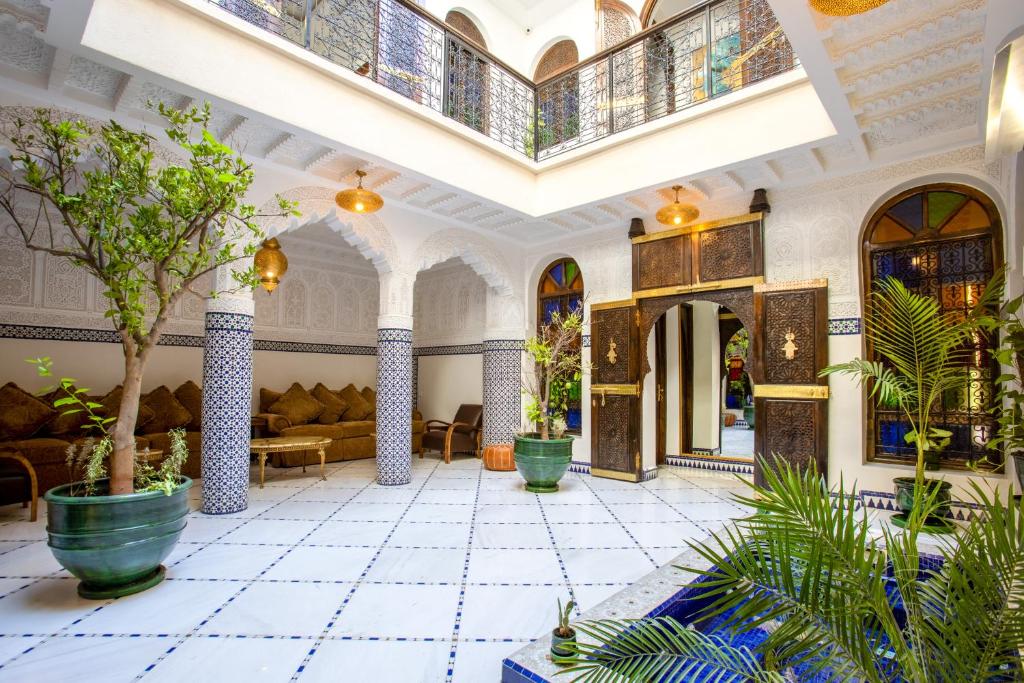 马拉喀什Riad La Vie的种植盆栽植物的建筑的大厅