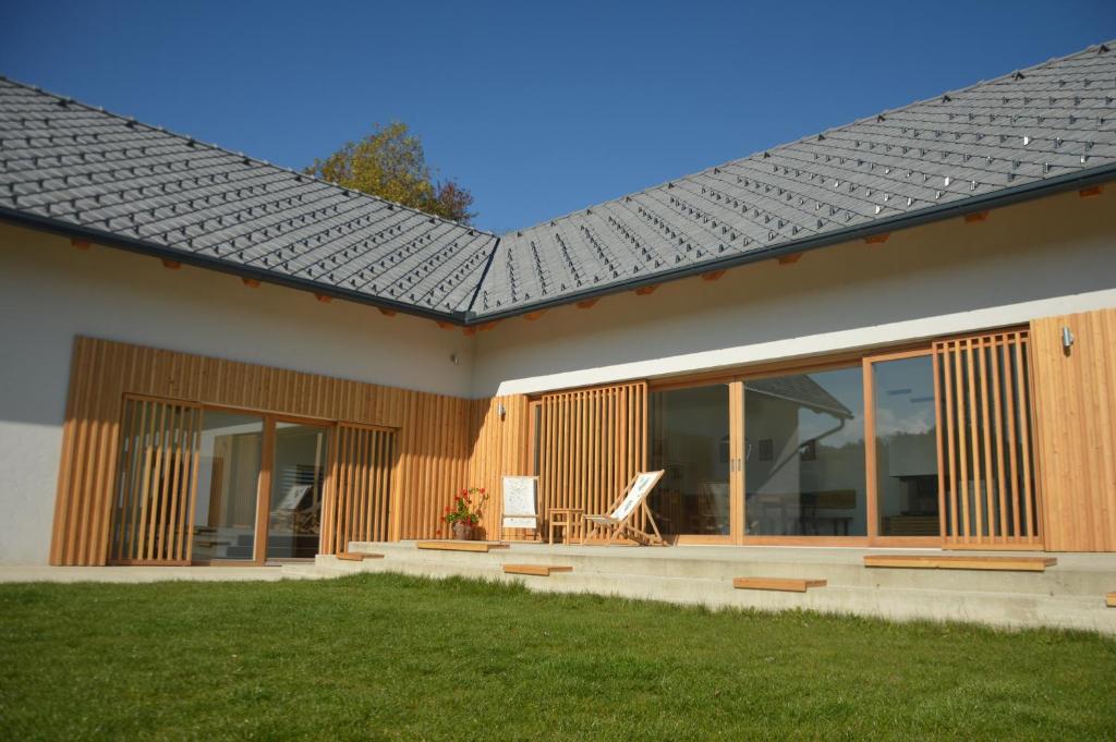 SvečinaHiša sonca Toti breg的顶部有金属屋顶的房子