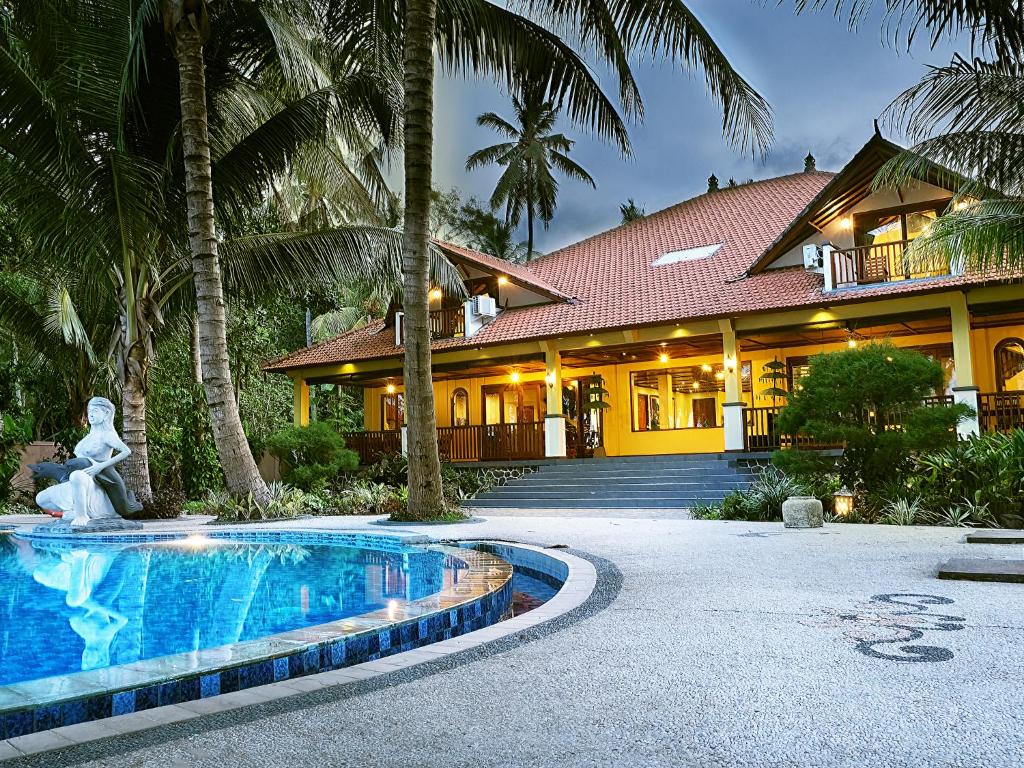 特贾库拉Camplung Beach Villa Tejakula with 6 Bedrooms and Pool的房屋前有游泳池的房子