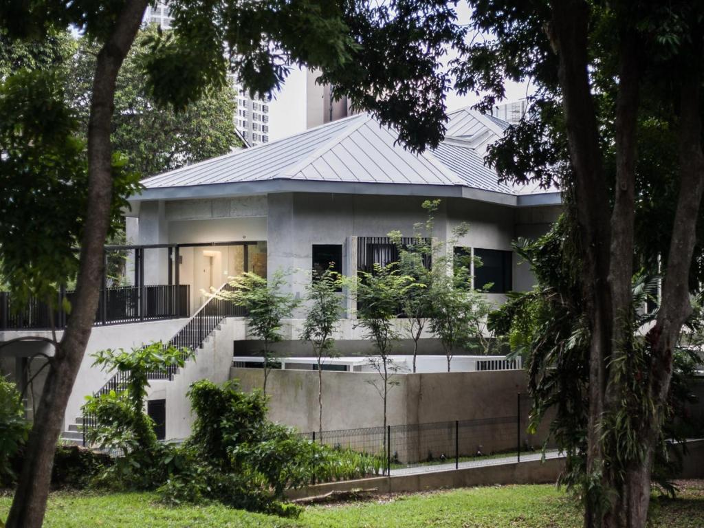 新加坡Lloyd's Inn的一间白色的房子,有金属屋顶