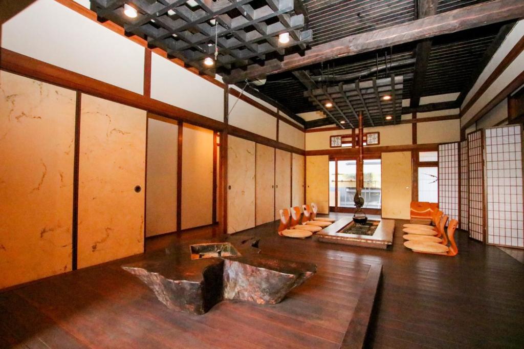 松山Guesthouse Omoya的一间大房间,里面配有沙发和椅子