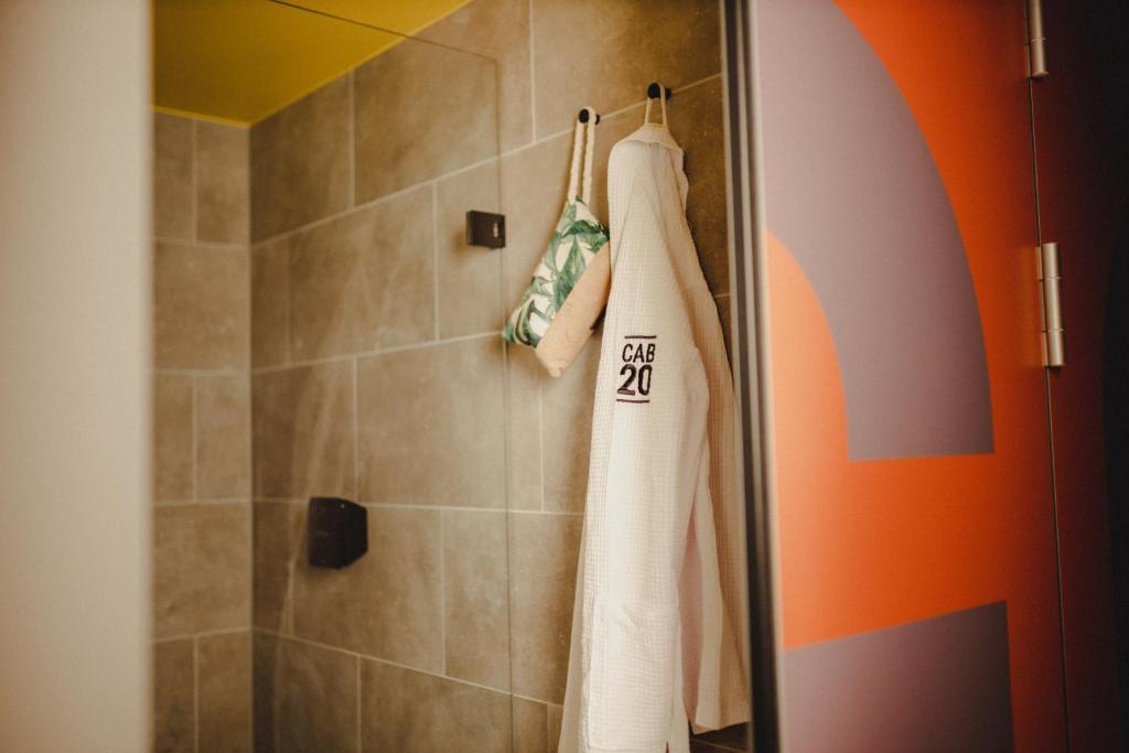 汉堡CAB20的带淋浴和白色毛巾的浴室