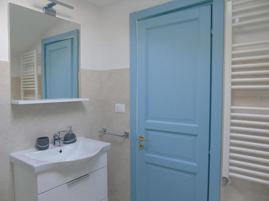 热那亚IL PERGOLATO的一间带水槽和蓝色门的浴室