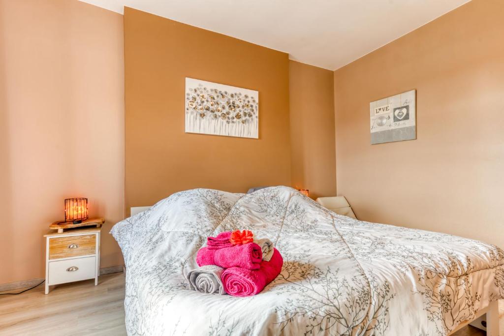 FallaisCentre Au Chardon的小卧室,床上有粉红色的填充动物