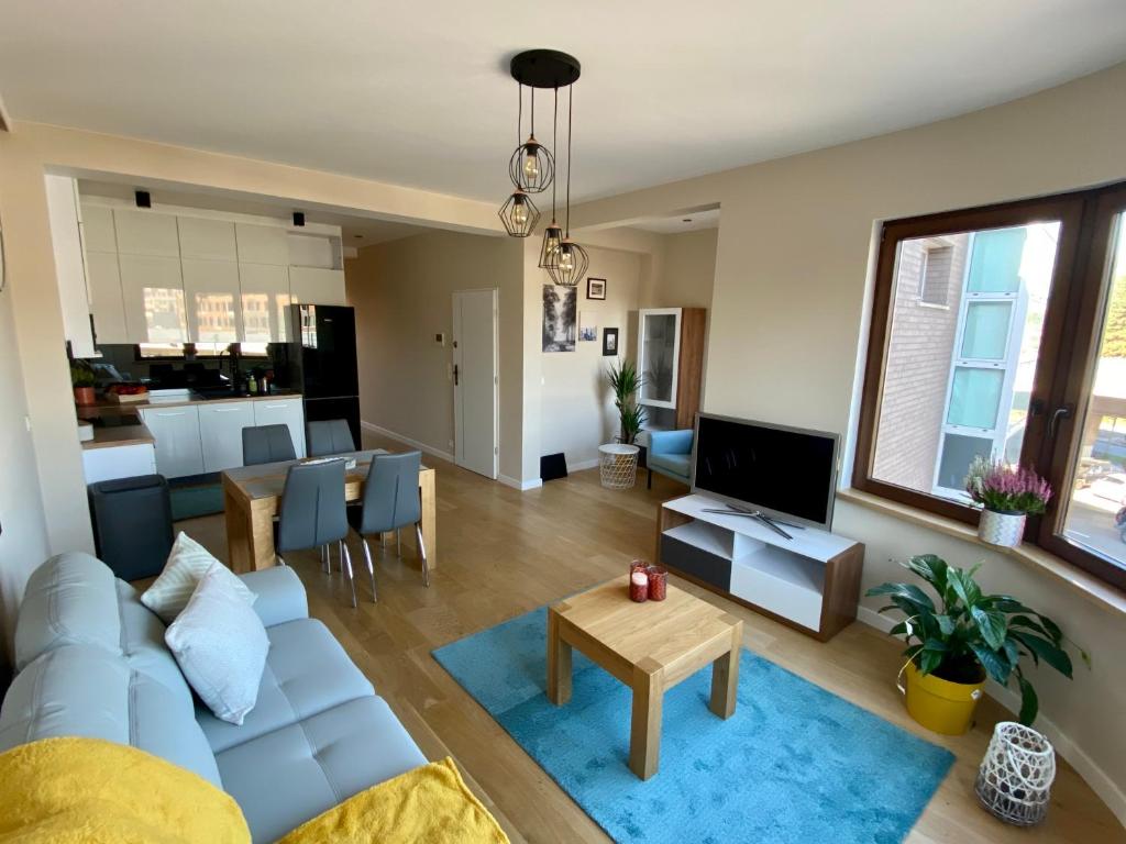 布鲁塞尔Appartements Gustav的客厅配有沙发和桌子