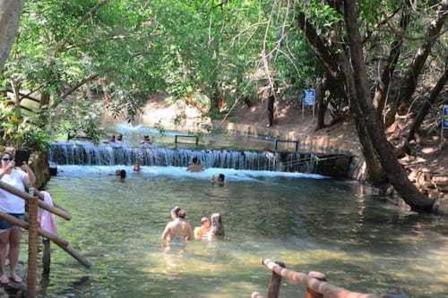 热河市APARTAMENTO ÁGUAS DA SERRA - 005b的一群人在带瀑布的游泳池里