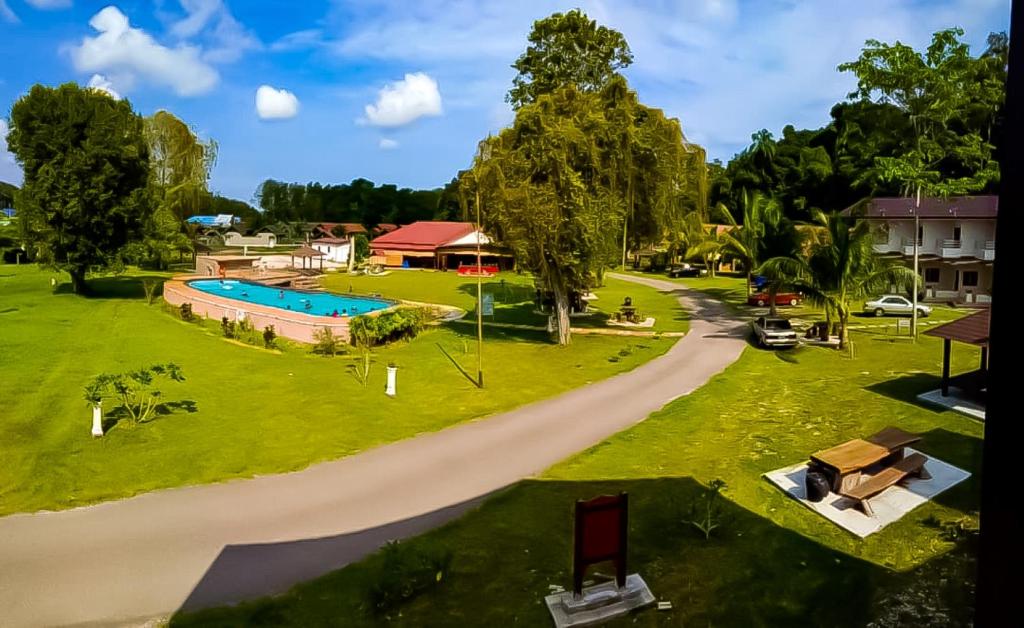 Kampung MawarTELUK PENYABUNG RESORT的享有公园空中美景,设有游泳池