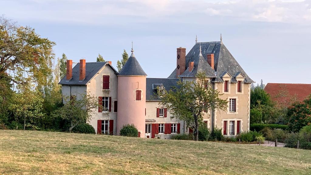 La CelleChâteau de la Combe的草山顶上的大房子