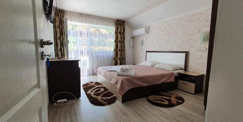 伯伊莱海尔库拉内Casa Mimi的酒店客房设有床和窗户。