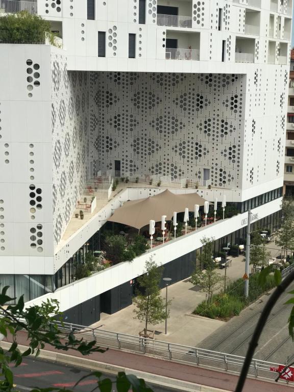 蒙彼利埃Hotel Campanile Montpellier Centre St Roch的一座带桥梁的白色建筑的建筑 ⁇ 染