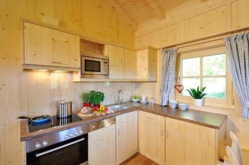 里姆斯廷格兰姆朴洛夫度假屋的厨房配有木制橱柜和台面
