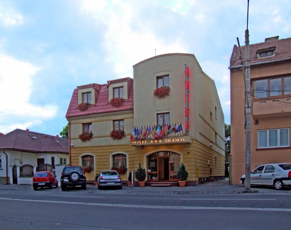 布拉索夫布拉索夫酒店的前面有汽车停放的建筑