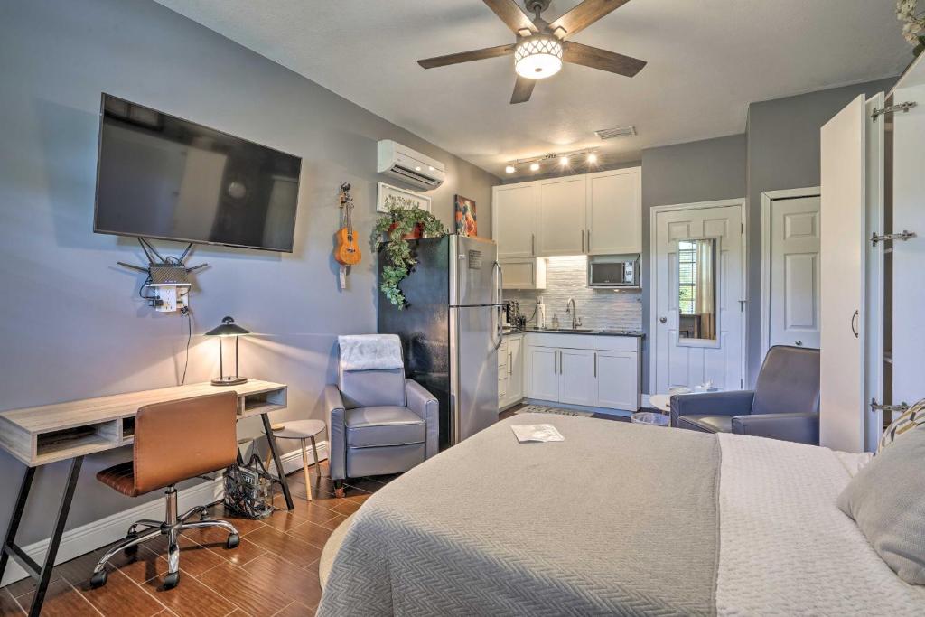博尼塔斯普林斯Central Bonita Springs Gem on Quiet Property!的一间带一张床和一张书桌的卧室和一间厨房