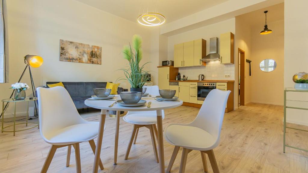 科特布斯CityApartment - 53 m², 2 Zimmer, zentral, Netflix, Küche, Waschmaschine的厨房以及带桌椅的起居室。