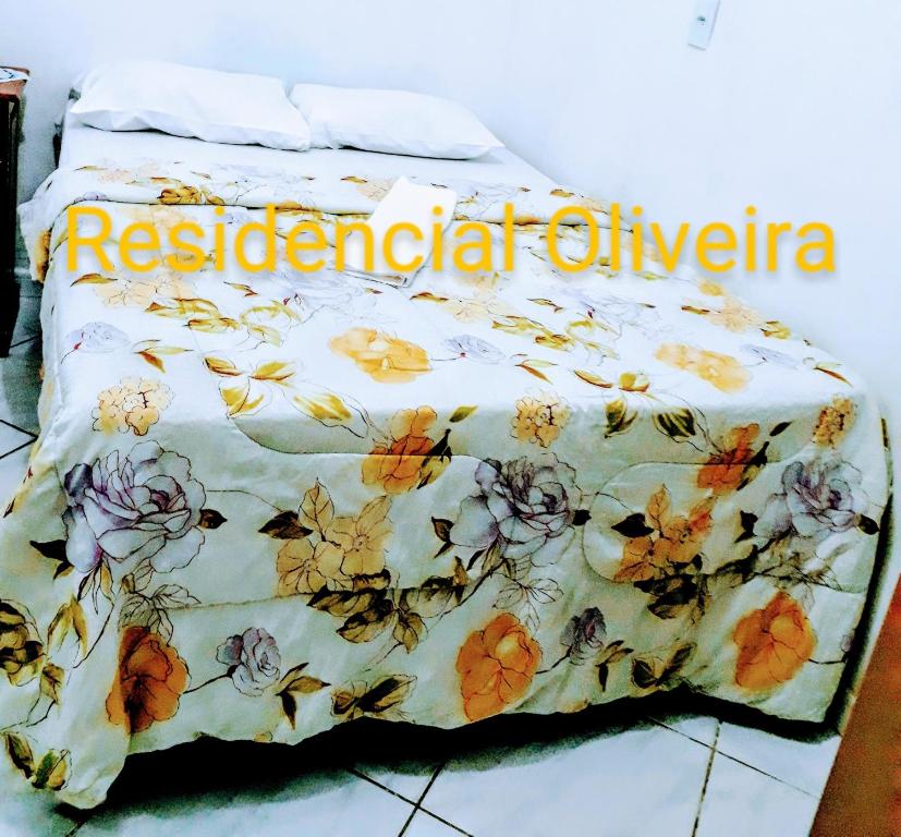 马瑙斯RESIDENCIAL OLIVEIRA的床上有鲜花的毯子