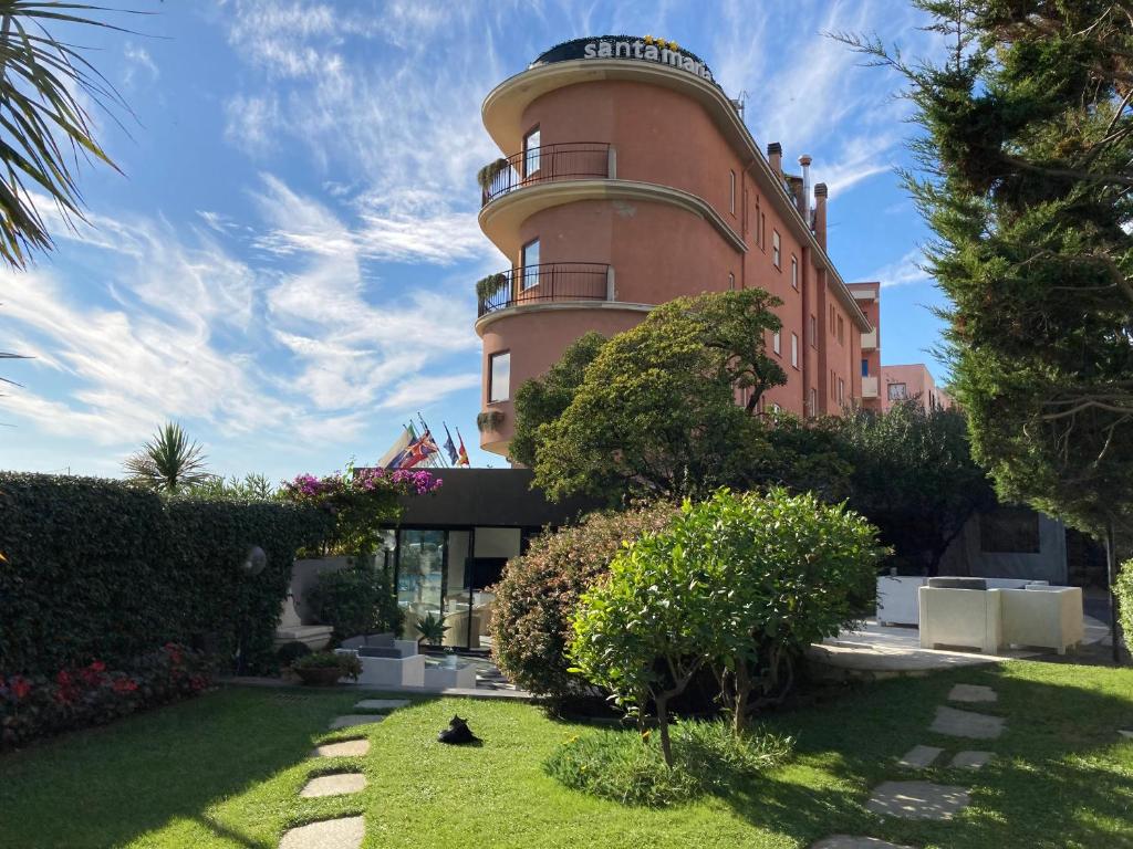 基亚瓦里圣塔玛丽亚酒店的一座建筑的顶部有一个钟楼