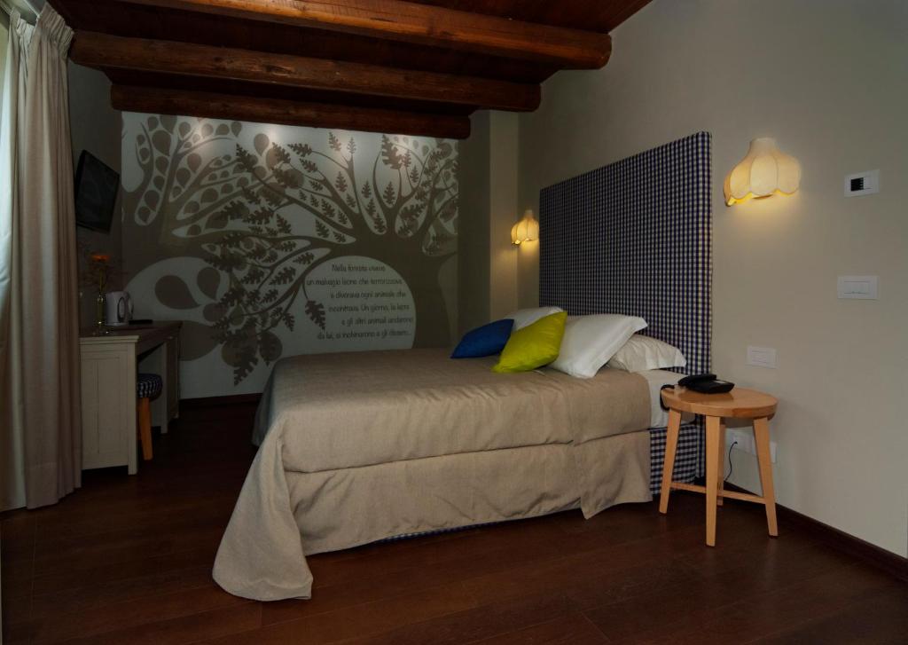 Settimo Vittone法尔科伊拉沃尔普酒店的卧室配有一张挂在墙上的树壁床。