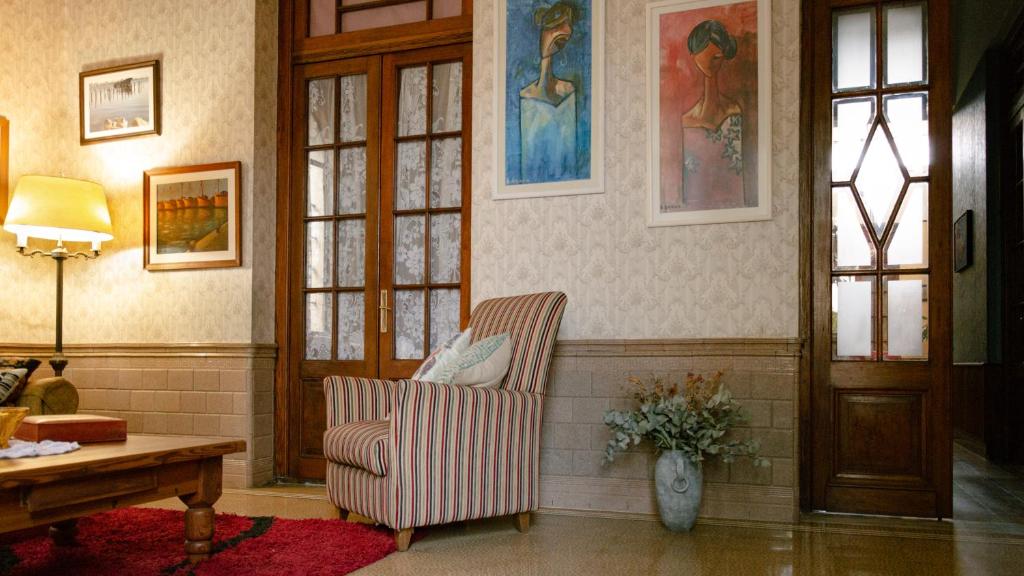 蒙得维的亚Cane B&B的客厅配有椅子和桌子