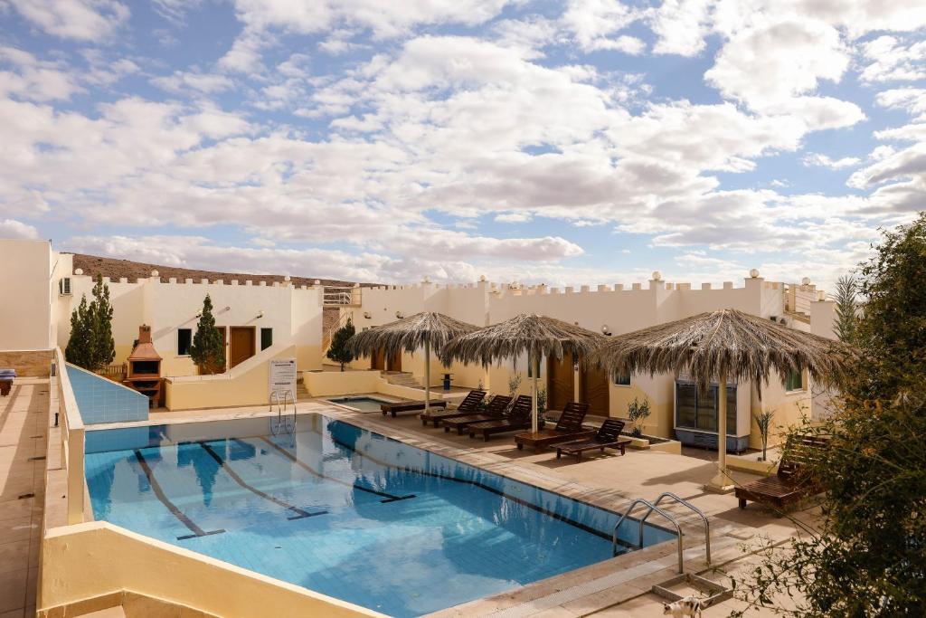 亚喀巴红海潜水中心酒店的享有酒店游泳池的景色
