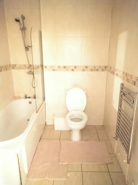 COSY DOUBLE ROOM CLOSE TO UNIVERSITY OF BRADFORD AND CITY CENTRE的一间浴室
