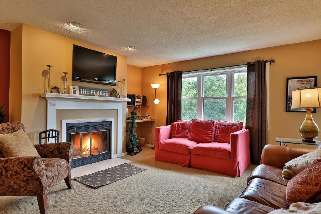 拉德洛Winter Escape的客厅设有红色的沙发和壁炉