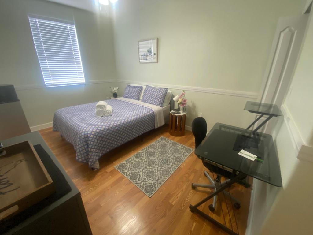 迈阿密Casa Miami 3的一间小卧室,配有一张床和一张桌子