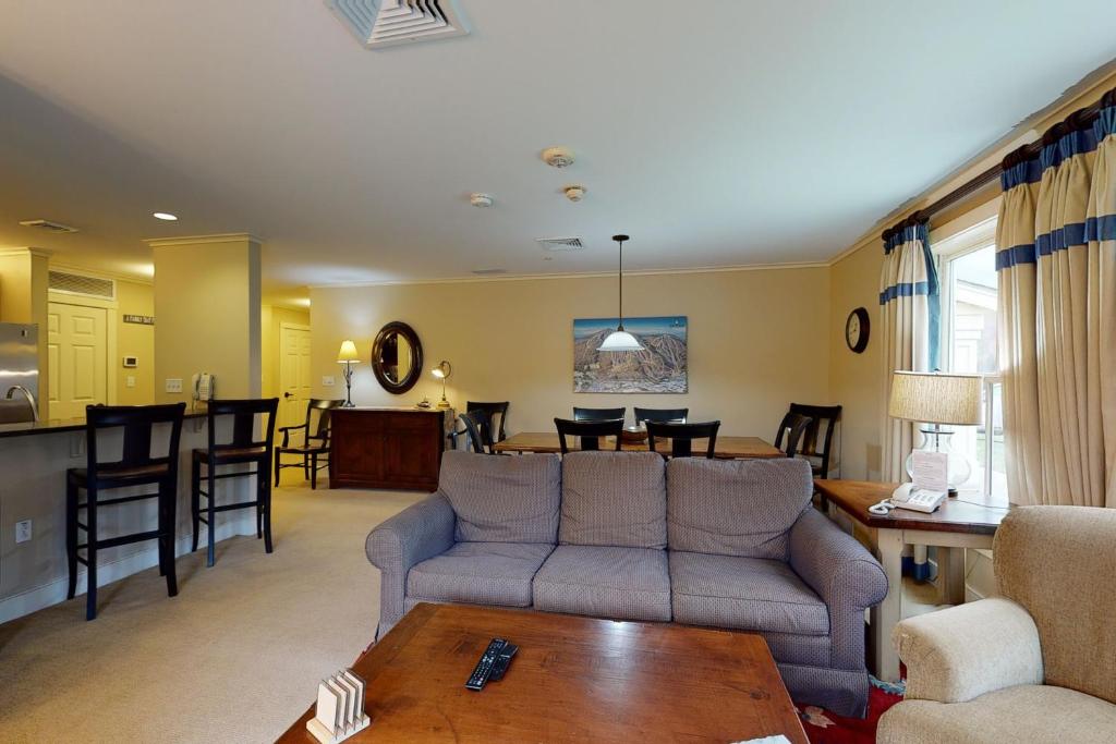 拉德洛Jackson Gore Bixby House的客厅配有沙发和桌子